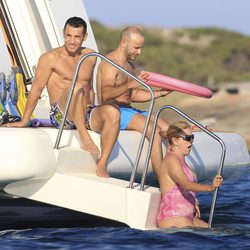 Jesús Vázquez y Roberto Cortés tomando el sol en un barco en Ibiza