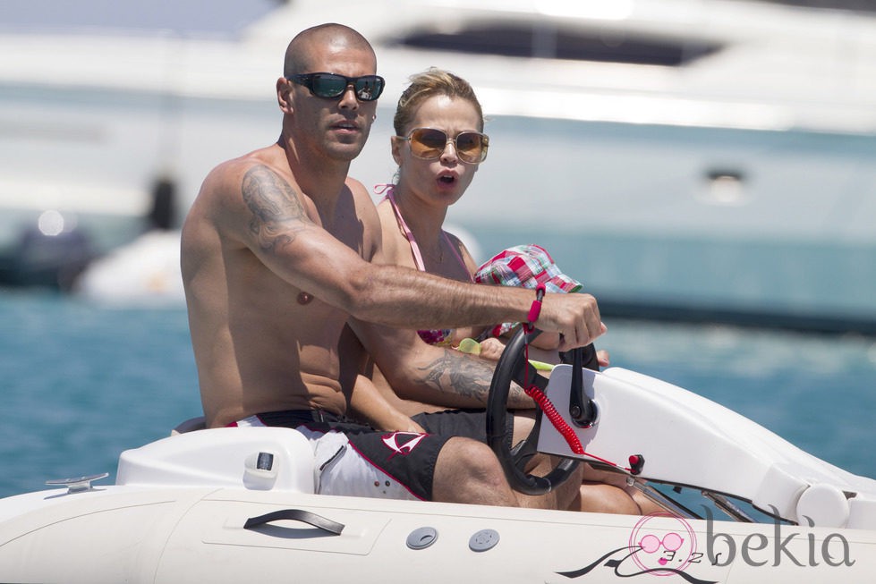 Víctor Valdés y Yolanda Cardona pasan el verano en Ibiza