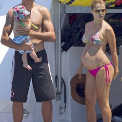 Víctor Valdés con su hijo Kai en brazos y Yolanda Cardona en un barco en Ibiza