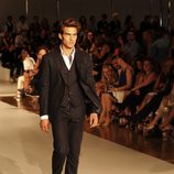 Jon Kortajarena desfilando con la colección de Mango otoño/invierno 2013 en la 080 Barcelona Fashion