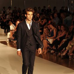 Jon Kortajarena desfilando con la colección de Mango otoño/invierno 2013 en la 080 Barcelona Fashion