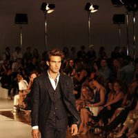 Jon Kortajarena desfilando con la colección de Mango otoño/invierno 2013 en la 080 Barcelona Fashion