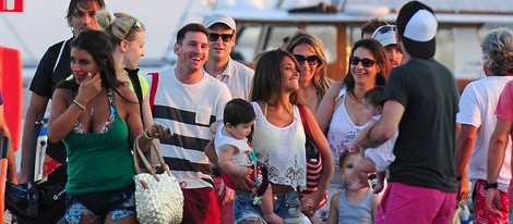 Cesc Fábregas, Daniella Semaan, Leo Messi y Antonella Roccuzzo con sus hijos en Ibiza