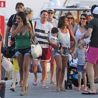 Cesc Fábregas, Daniella Semaan, Leo Messi y Antonella Roccuzzo con sus hijos en Ibiza