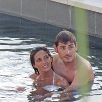 Iker Casillas y Sara Carbonero abrazados en una piscina en el Caribe