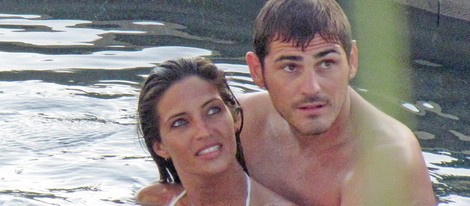 Iker Casillas y Sara Carbonero abrazados en una piscina en el Caribe