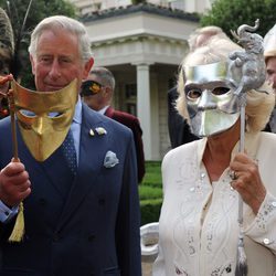 Carlos de Inglaterra y Camilla Parker Bowles en una fiesta a favor de los elefantes