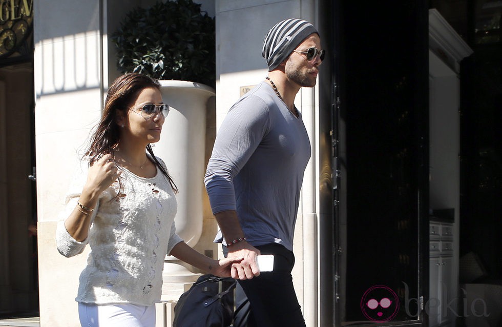 Eva Longoria y Ernesto Arguello pasean por las calles de París