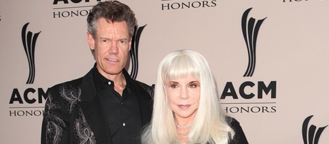 Randy Travis y Lib Hatcher en los premios de música country