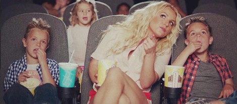 Britney Spears con sus hijos en el videoclip de 'Ooh La La'