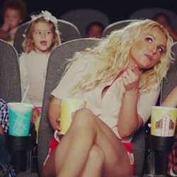 Britney Spears con sus hijos en el videoclip de 'Ooh La La'