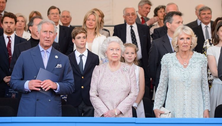 La Reina Isabel II con el Príncipe Carlos y Camilla Parker en un concierto del 60 aniversario de su coronación