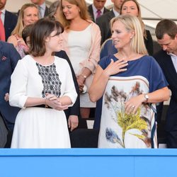 La Princesa Eugenia de York y Zara Phillips en el concierto del 60 aniversario de la coronación de Isabel II de Inglaterra