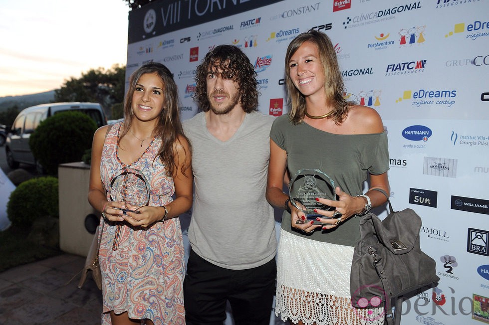 Carles Puyol junto con los ganadores en la entrega de premios del VIII Torneo XAP de Golf solidario