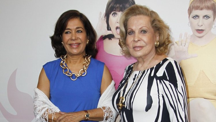 Elena Tablada y su madre en la presentación de la obra de teatro 'Más sofocos' en Madrid