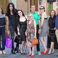 Mario Vaquerizo junto a Alaska y su familia en la celebración de su 39 cumpleaños