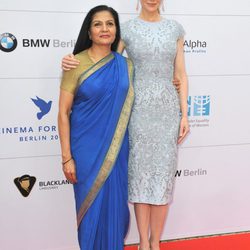 Lakshmi Puri y Nicole Kidman en la entrega del premio 'Cinema for Peace' en Berlín