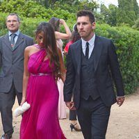 Leo Messi y Antonella Rocuzzo llegan a la boda de Xavi Hernández y Nuria Cunillera