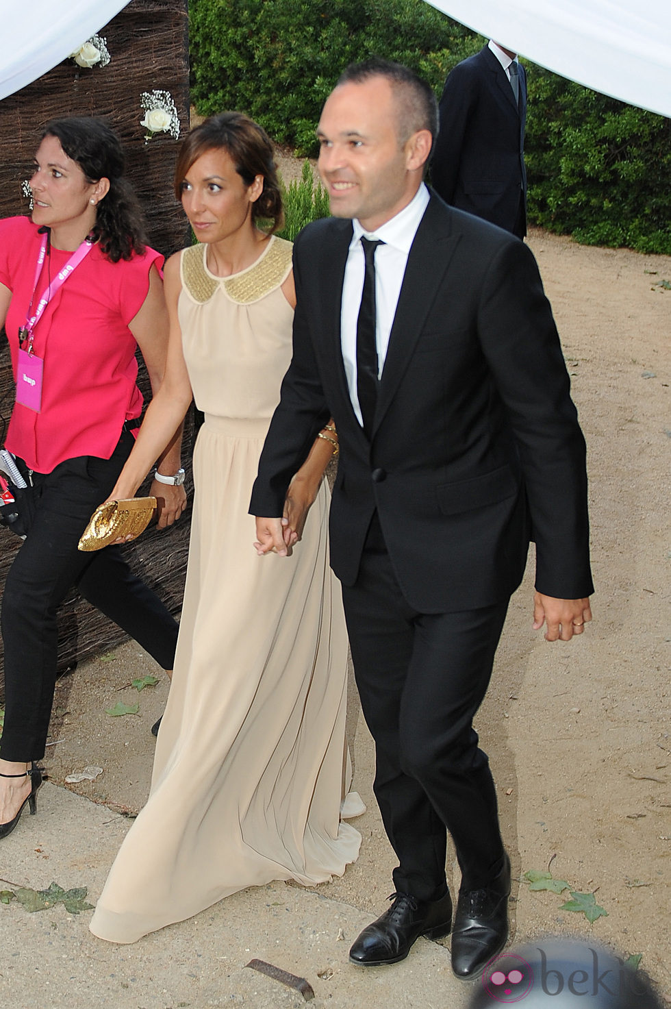 Andrés Iniesta y Anna Ortiz en la boda de Xavi Hernández y Nuria Cunillera