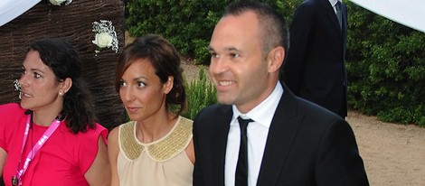 Andrés Iniesta y Anna Ortiz en la boda de Xavi Hernández y Nuria Cunillera