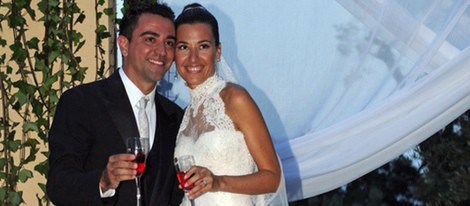 Xavi Hernández junto a su esposa Nuria Cunillera en su boda