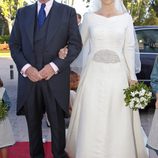 Leticia Calderón y su padre a la entrada de su boda con Manuel Lastra