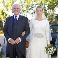 Leticia Calderón y su padre a la entrada de su boda con Manuel Lastra