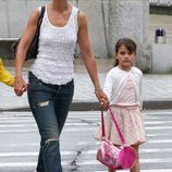 Katie Holmes y Suri saliendo de una clase de gimnasia