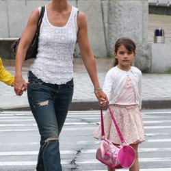 Katie Holmes y Suri saliendo de una clase de gimnasia