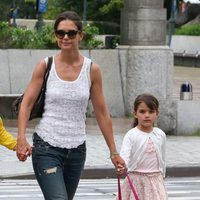 Katie Holmes y Suri saliendo de una clase de gimnasia