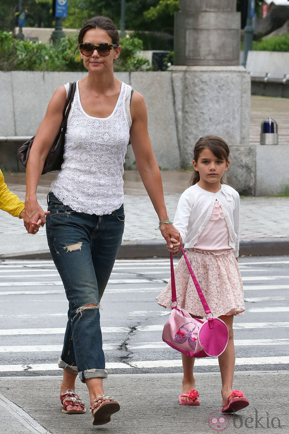 Katie Holmes y Suri saliendo de una clase de gimnasia