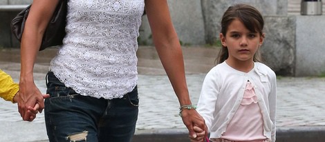 Katie Holmes y Suri saliendo de una clase de gimnasia