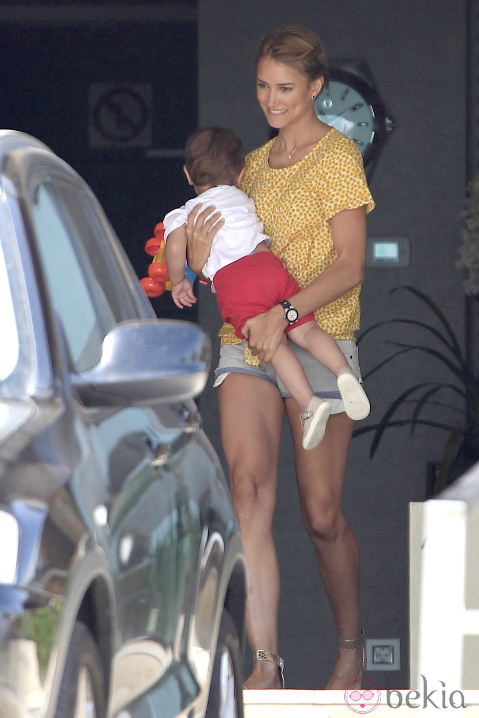 Alba Carrillo con su hijo Lucas en brazos en Gijón