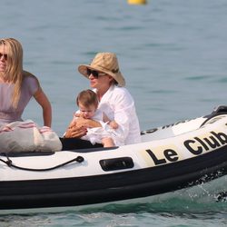 Uma Thurman cuidando de su hija Luna durante sus vacaciones en Francia