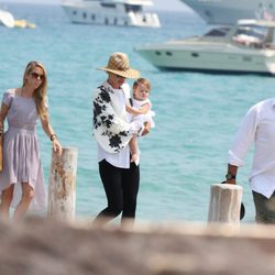 Uma Thurman, Arpad Busson y su hija Luna en el muelle durante sus vacaciones en Francia