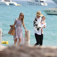 Uma Thurman, Arpad Busson y su hija Luna en el muelle durante sus vacaciones en Francia