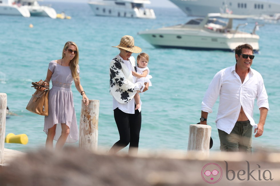 Uma Thurman, Arpad Busson y su hija Luna en el muelle durante sus vacaciones en Francia