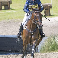 Zara Phillips participando en un campeonato hípico tras anunciar su embarazo