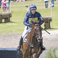 Zara Phillips participando en un campeonato hípico tras anunciar su embarazo