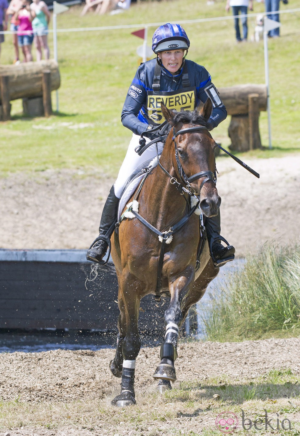 Zara Phillips participando en un campeonato hípico tras anunciar su embarazo