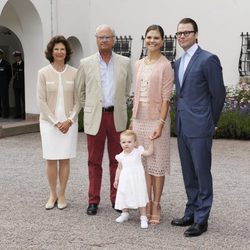 Posado de los Reyes de Suecia y los Príncipes herederos con su hija Estela por el 36 cumpleaños de la Princesa Victoria