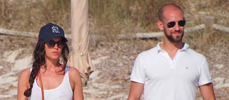 Gonzalo Miró y su novia Ana Isabel Medinabeitia en las playas de Ibiza