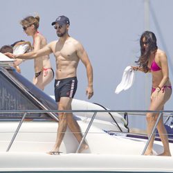 Gonzalo Miró y su novia Ana Isabel Medinabeitia en un yate en Ibiza