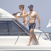 Gonzalo Miró y su novia Ana Isabel Medinabeitia en un yate en Ibiza