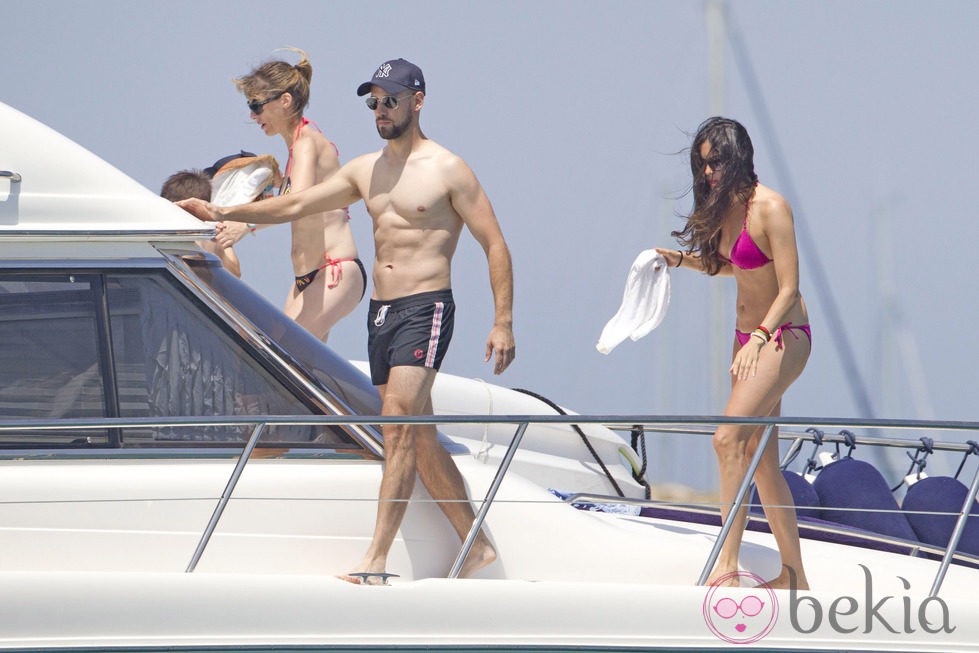 Gonzalo Miró y su novia Ana Isabel Medinabeitia en un yate en Ibiza