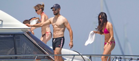 Gonzalo Miró y su novia Ana Isabel Medinabeitia en un yate en Ibiza