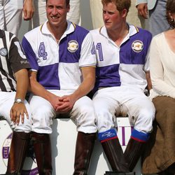 Los Príncipes Guillermo y Harry de Inglaterra en un torneo benéfico de polo