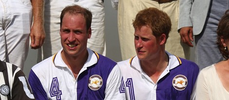 Los Príncipes Guillermo y Harry de Inglaterra en un torneo benéfico de polo