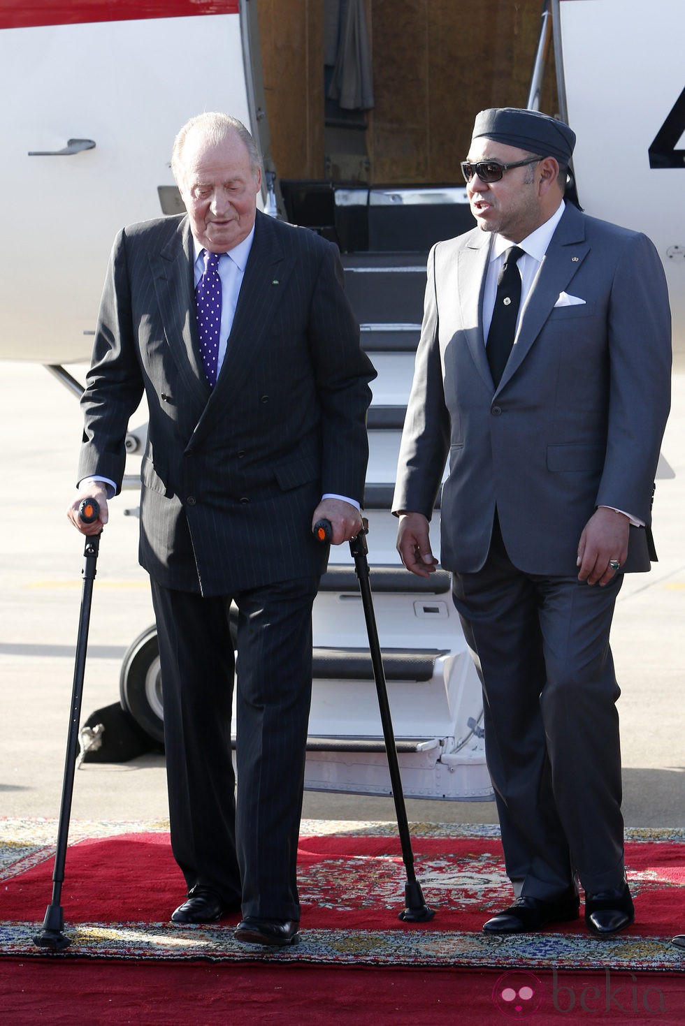 Mohamed VI recibe al Rey Juan Carlos a su llegada al aeropuerto de Rabat