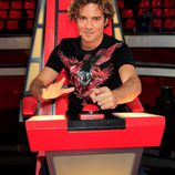 David Bisbal posando desde su silla en la presentación de la segunda edición de 'La Voz'